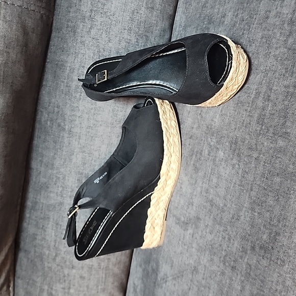 Brash Wedge Heels - Picture 2 of 6